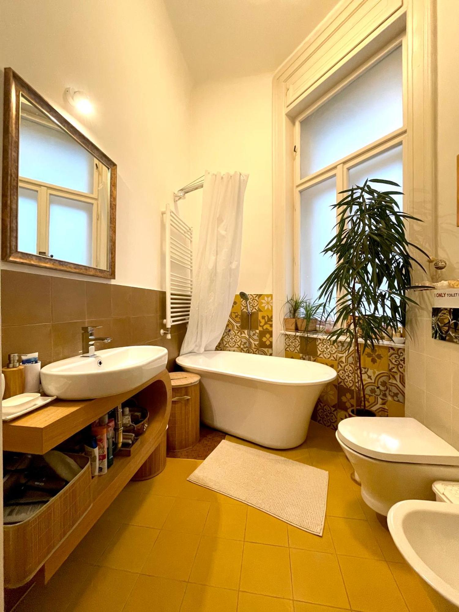 Amber Pearl 2 And 2 Bathrooms At Kalvin Square Apartment Budapest