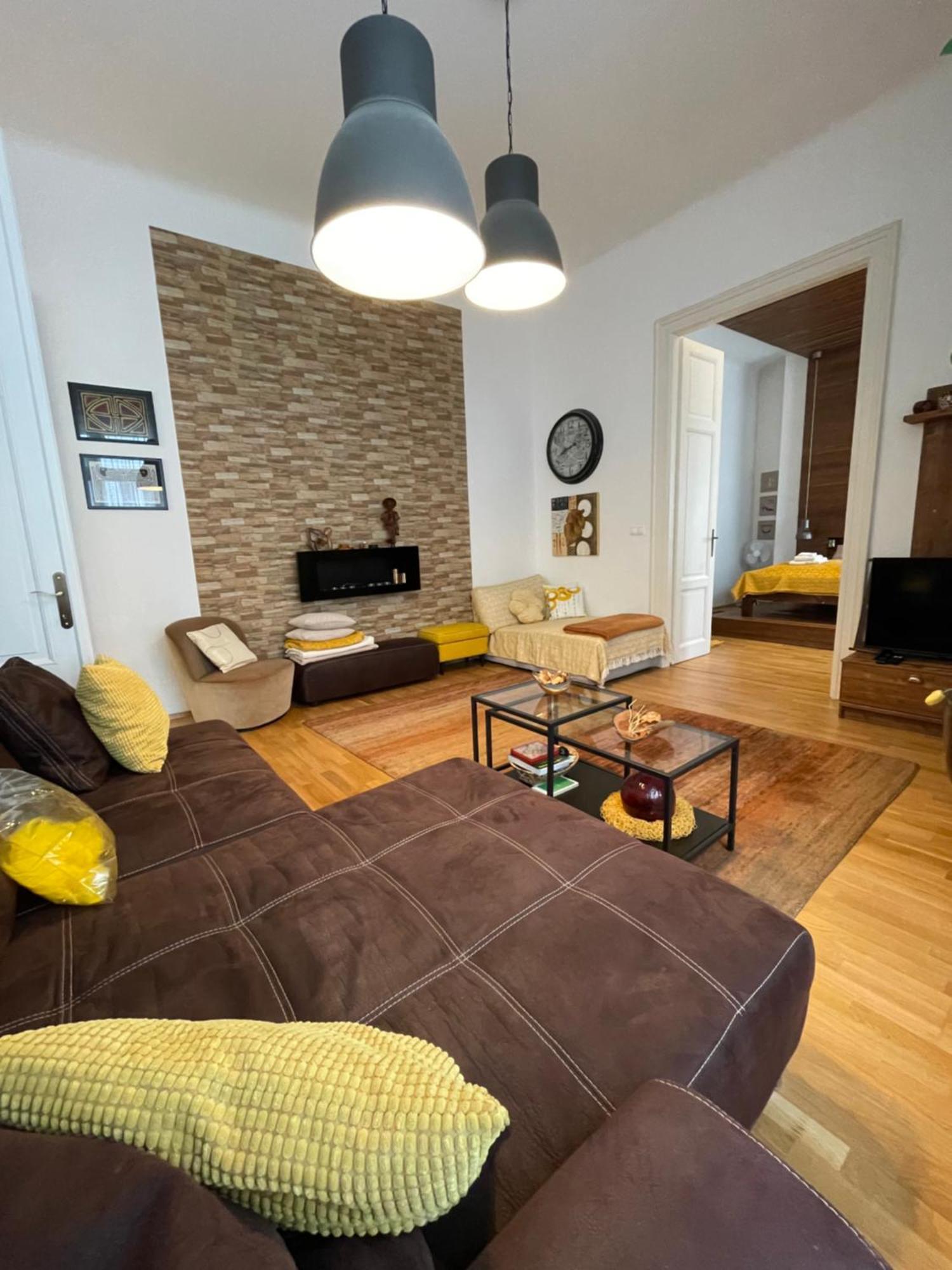 Amber Pearl 2 And 2 Bathrooms At Kalvin Square Apartment